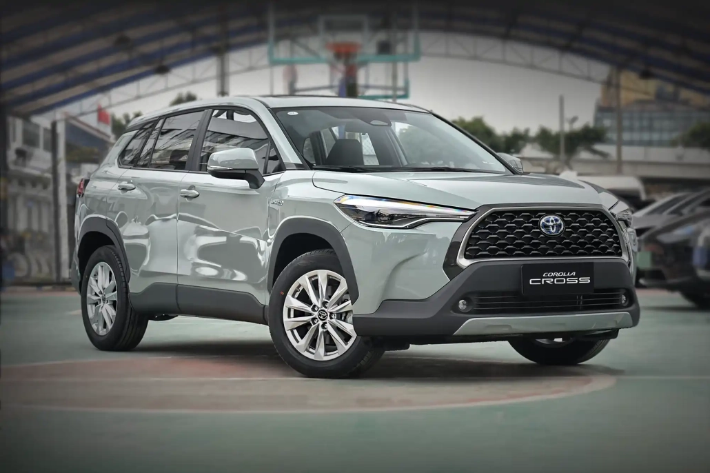 کرولا کراس هیبرید | Toyota Corolla Cross Hybrid ترکیبی از کارایی، تکنولوژی و سبک زندگی مدرن تویوتا کرولا کراس هیبرید، تجسمی از تعادل بی‌نقص میان راندمان بالا، طراحی مدرن و فضای کاربردی است. این کراس‌اوور شهری، با بهره‌گیری از نسل جدید سیستم هیبریدی تویوتا و طراحی خاص بدنه، راه‌حلی سبز و هوشمندانه برای ترددهای روزمره و سفرهای خانوادگی ارائه می‌دهد.