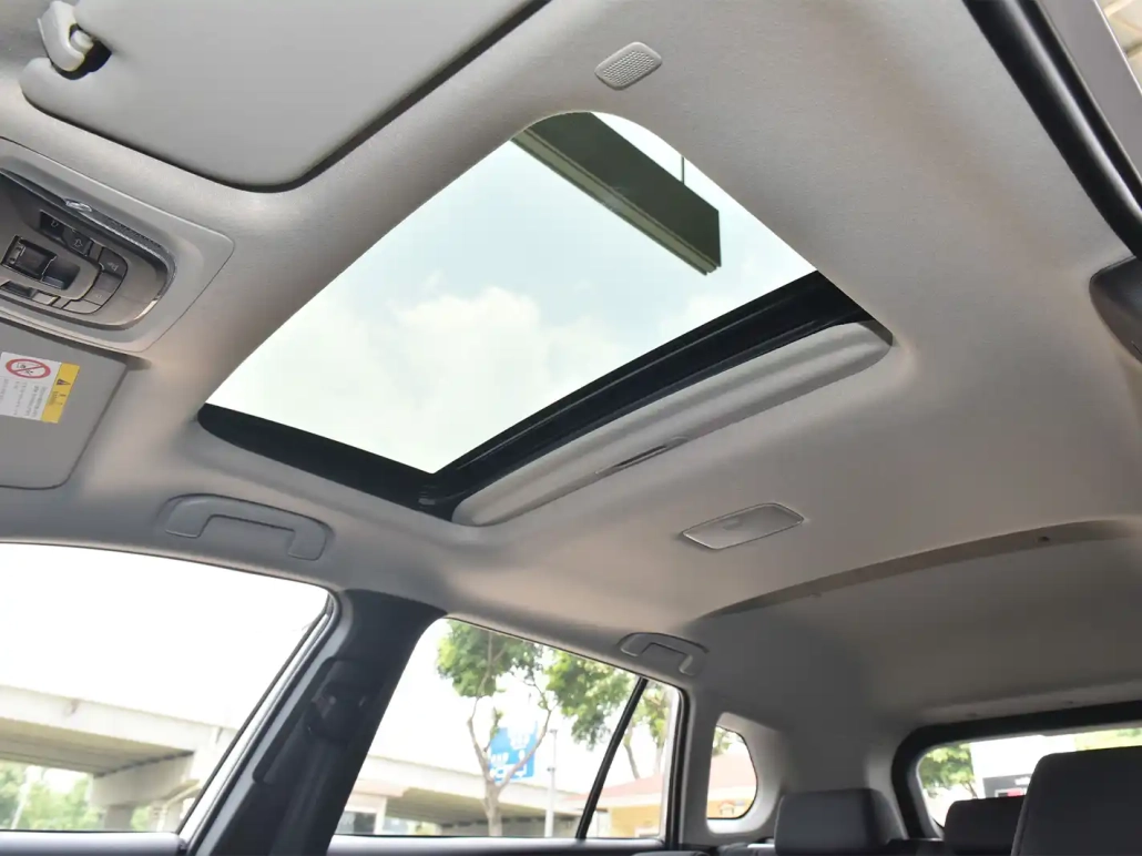 کرولا کراس هیبرید | Toyota Corolla Cross Hybrid ترکیبی از کارایی، تکنولوژی و سبک زندگی مدرن تویوتا کرولا کراس هیبرید، تجسمی از تعادل بی‌نقص میان راندمان بالا، طراحی مدرن و فضای کاربردی است. این کراس‌اوور شهری، با بهره‌گیری از نسل جدید سیستم هیبریدی تویوتا و طراحی خاص بدنه، راه‌حلی سبز و هوشمندانه برای ترددهای روزمره و سفرهای خانوادگی ارائه می‌دهد.