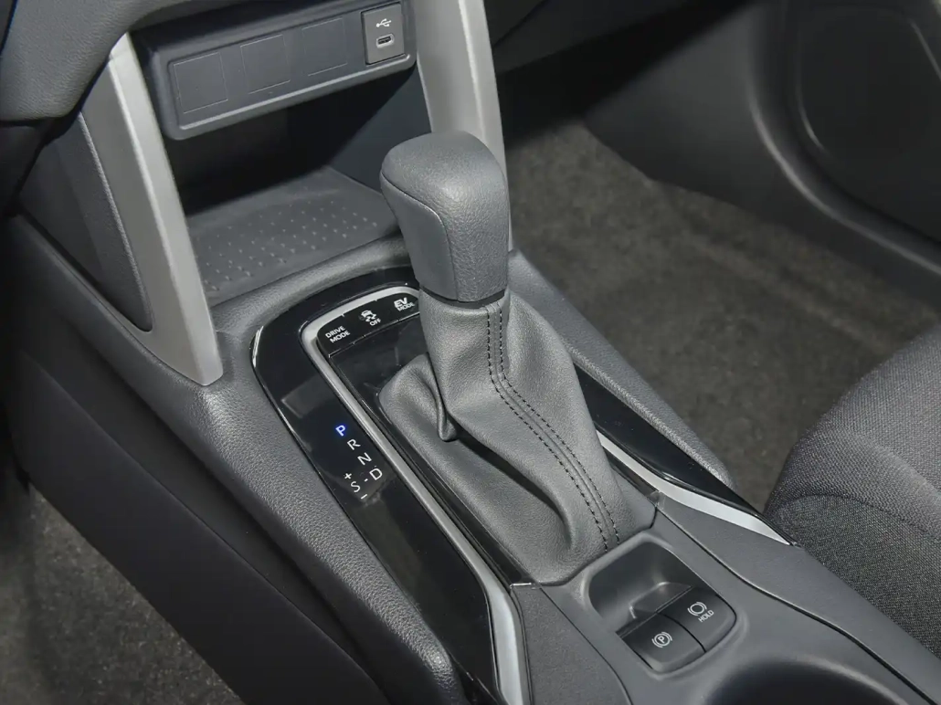 کرولا کراس هیبرید | Toyota Corolla Cross Hybrid ترکیبی از کارایی، تکنولوژی و سبک زندگی مدرن تویوتا کرولا کراس هیبرید، تجسمی از تعادل بی‌نقص میان راندمان بالا، طراحی مدرن و فضای کاربردی است. این کراس‌اوور شهری، با بهره‌گیری از نسل جدید سیستم هیبریدی تویوتا و طراحی خاص بدنه، راه‌حلی سبز و هوشمندانه برای ترددهای روزمره و سفرهای خانوادگی ارائه می‌دهد.